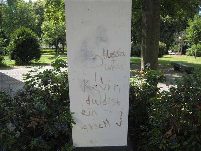 Denkmal mit Hakenkreuz beschmiert Die Fußfälle im St. Veit-Park wurden beschmiert. Fotos: privat