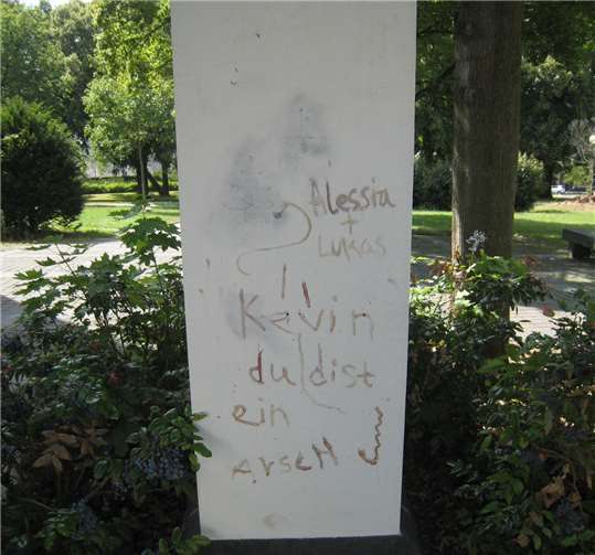 Vandalismus im St. Veit-Park Die Fußfälle im St. Veit-Park wurden beschmiert. Privat