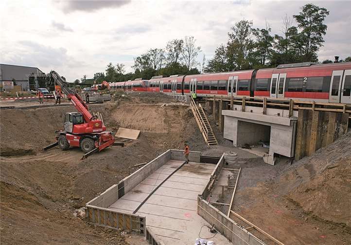 Die Fußgänger- und Radfahrer-Unterführung am DB-Haltepunkt „Römerkanal“ ist schon eingebaut, jetzt wird die Zuwegung dahin hergestellt.
