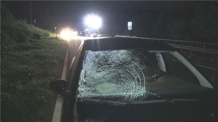 Die Fußgängerin wurde von einem PKW erfasst und so schwer verletzt, dass sie noch an der Unfallstelle verstarb.