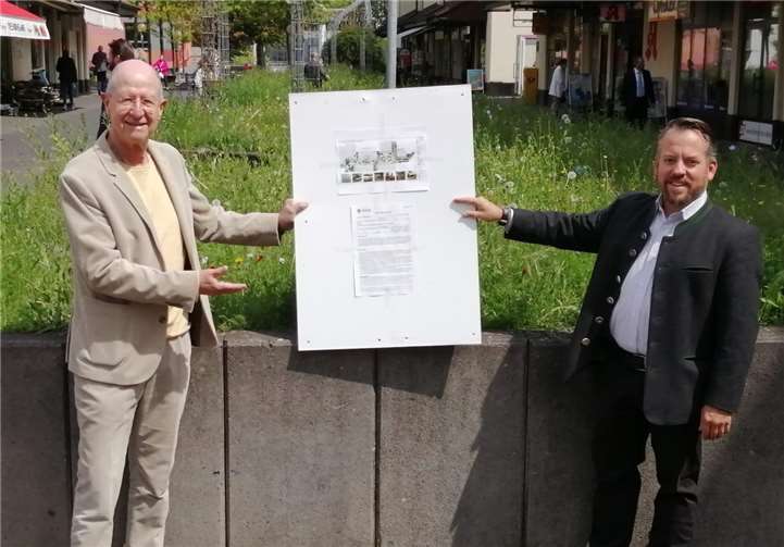 „Die Fußgängerzone des Einkaufszentrums mit dem Platz vor den Geschäften, Eiscafé und Pizzeria hat als Raum für Aufenthalt, Begegnung und Kommunikation aller Generationen große Bedeutung“, so Edgar Kühlenthal (li.) und Stephan Wefelscheid, beide Stadträte der Freien Wähler, beim Besuch im Einkaufszentrum mit den aktuellen Gestaltungsvorschlägen.Quelle: Freie Wähler Koblenz