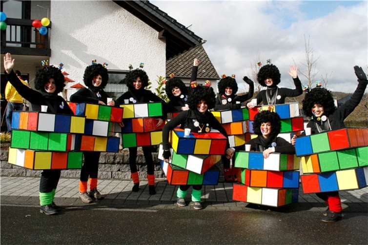 Die Fußgruppe „The bunte Huppe“ aus Müllenbach: Rubiks Cubes sind aus dem Jahr 2...