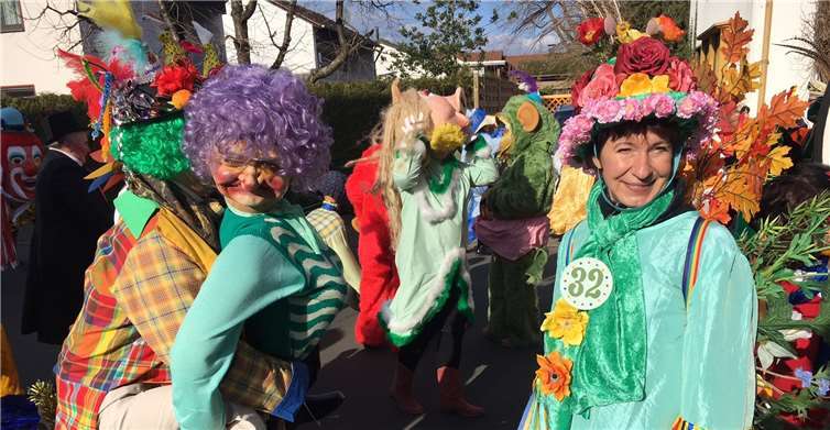 Die Fußgruppe des Veilchendienstagszugs versteigert rund 20 Kostümkreationen des verstorbenen Karnevalisten Heinz Degen.privat