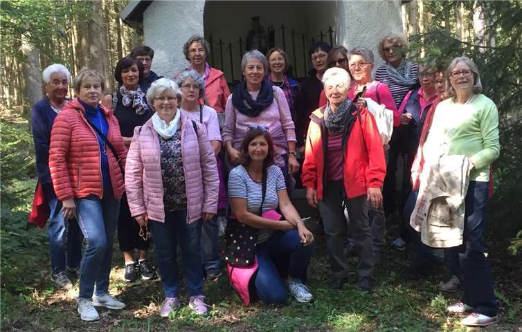 Die Fußpilgerinnen an der kleinen Marienkapelle kurz vor Barweiler.Foto: privat