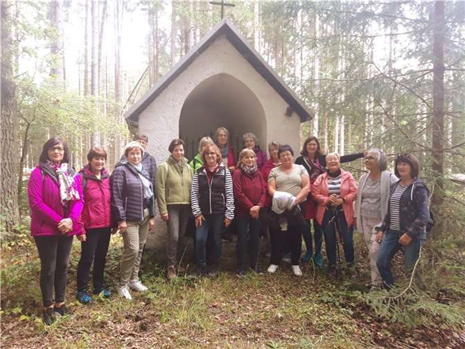 Die Fußpilgerinnen an der kleinen Marienkapelle kurz vor Barweiler.  Foto:privat