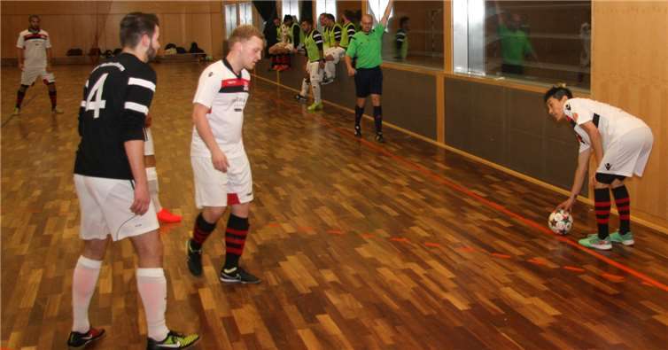 Die Futsalmannschaft der BSV Weißenthurm Wizards (schwarze Trikots), hier im Spiel der Mittelrheinliga gegen die Futsal Panthers Köln II.  privat