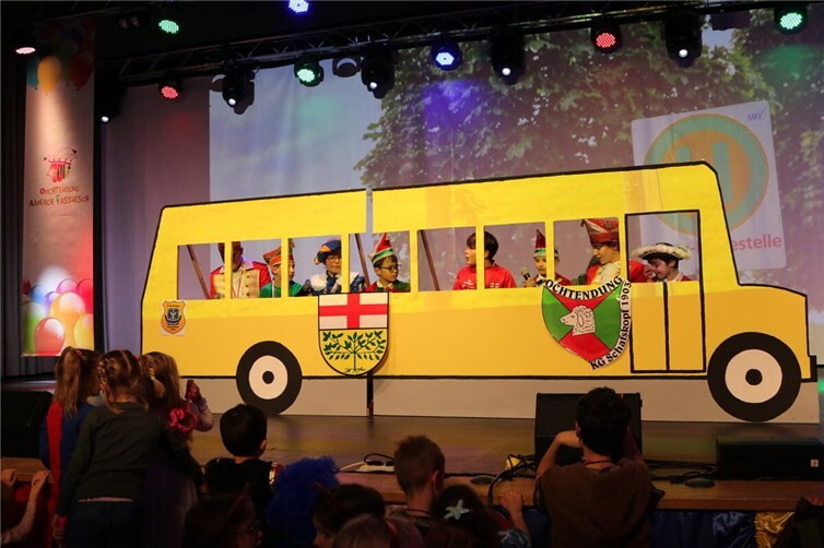 Die GOK „Büttenpänz“ stellten eine Szene im Schulbus dar.