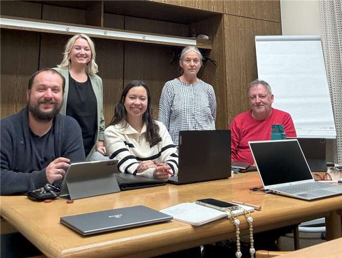 Die GRÜNE Kreistagsfraktion mit Verena Örenbas (2.v.l.), Direktkandidatin zur Bundestagswahl. Foto: Bündnis 90/Die GRÜNEN