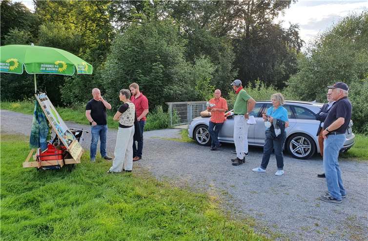 Die GRÜNEN-Info-Veranstaltung auf dem Dierdorfer Fußballplatz. Foto: privat