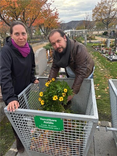 Die GRÜNEN Kristina Schmidt und Christoph Scheuer an einer Friedhof-Tauschkiste.Foto: Christoph Scheuer