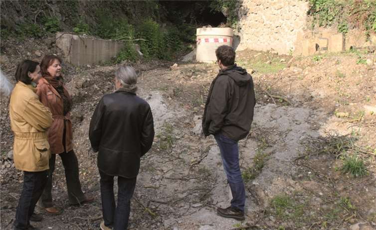 Die GRÜNEN hatten zur Ortsbesichtigung am Abwasserschacht an der historischen Gewölbebrücke eingeladen.privat
