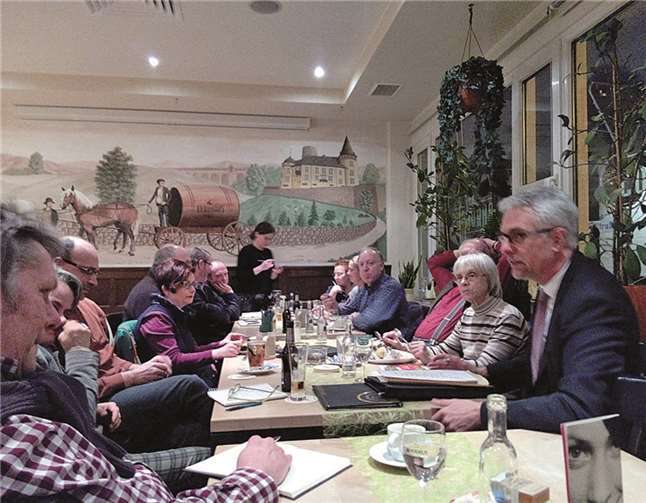 Die GRÜNEN im Austausch mit Henning Schröder von der REMET (vorne rechts). privat