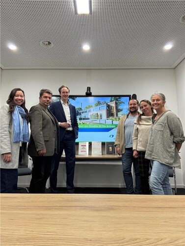 Die GRÜNEN mit den Geschäftsführern der Ahrtal-Werke, Thomas Hoppenz und Dominik Neswadba (2.u.3.v.l.).  Foto: Sarah Rößel