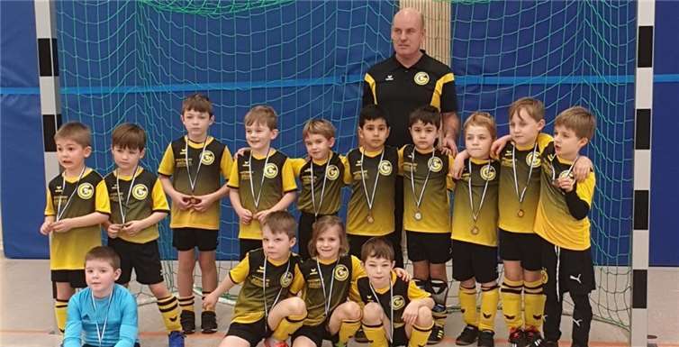 Die GSG-Bambini-Mannschaft freut sich mit Trainer Albert Schumacher nach der Siegerehrung. Foto: privat