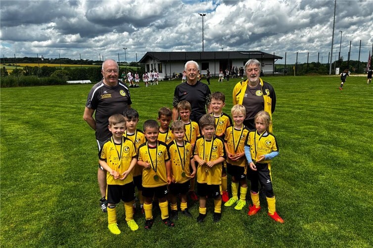 Die GSG-Bambini der Trainingsgruppe Leimersdorf mit ihren Trainern freuen sich über ein tolles Turnier und die verdienten Siegermedaillen.(v.l.) Valentin Müller, Balipal Youkhanna, Luca Ferrauti, Fabian Blahetek, Tom Wilden, Jonathan Kniel, Lino Wilden, Theo Schomburg, Emil Henschke, Neeva Kniel. Dahinter die Trainer Werner Schomburg, Bernd Münch und Dietmar Kautzenbach