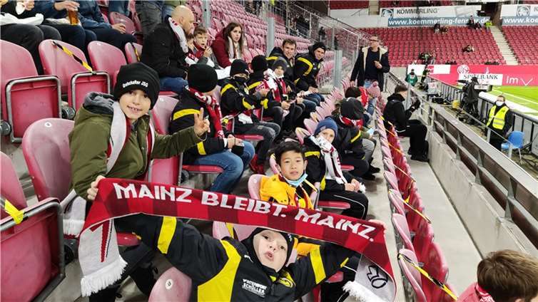 Die GSG-Jugendlichen präsentieren stolz ihren Fan-Schal.Foto: privat