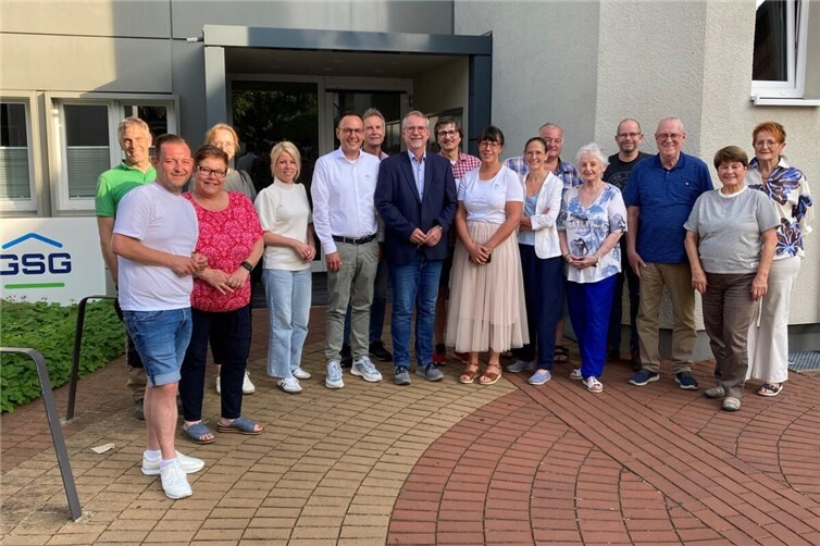 Die GSG Neuwied ist und bleibt ein Unternehmen mit sozialem Auftrag. Dies wurde deutlich beim Informationsbesuch der SPD-Stadtratsfraktion mit Sven Lefkowitz an der Spitze. Für die GSG erläuterten Geschäftsführer David Meurer und die Technische Leiterin Natascha Schmitz aktuelle Projekte der kommunalen Tochtergesellschaft. Fotos: Michael Stoll/GSG