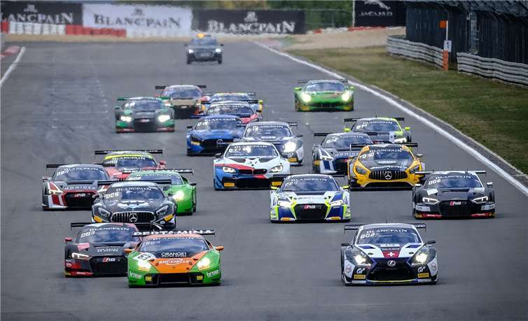Die GT3-Boliden hatten auf der Grand-Prix-Strecke des Nürburgrings paralell zur SimRacing Expo für packende Duelle auf dem Nürburgring gesorgt. Foto: ADAC / SRO / Dirk Bogaerts Photography