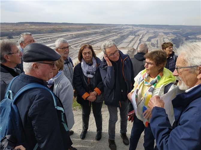 Die Gäste am Aussichtspunkt Terra Nova direkt am Rand des Braunkohletagebaus Hambach.Fotos: Wachtberger Partnerschaftsverein