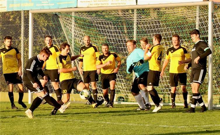 Die Gäste auf Gönnersdorf (gelbe Trikots) verteidigten ihr Tor mit allen Mitteln, konnten eine klare Niederlage gegen den SV Oberzissen aber nicht verhindern.Foto: Claus Deptalla