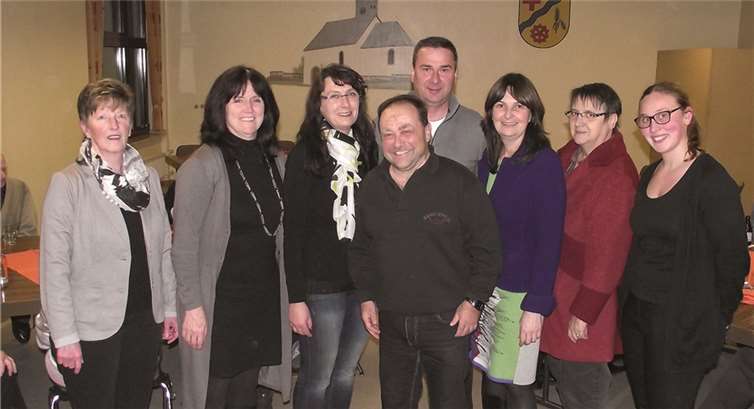 Die Gäste beim Heringessen der CDU Hausten-Morswiesen (v.l.): Gisela Klier, Lea Bales, Petula Schneider, Alfred Schomisch, Bernd Wagner, Mechthild Heil, Irmgard Kicherer sowie Lisa Schneider.privat