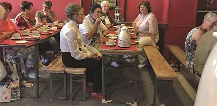 Die Gäste beim Kaffeeklatsch im Theater. privat