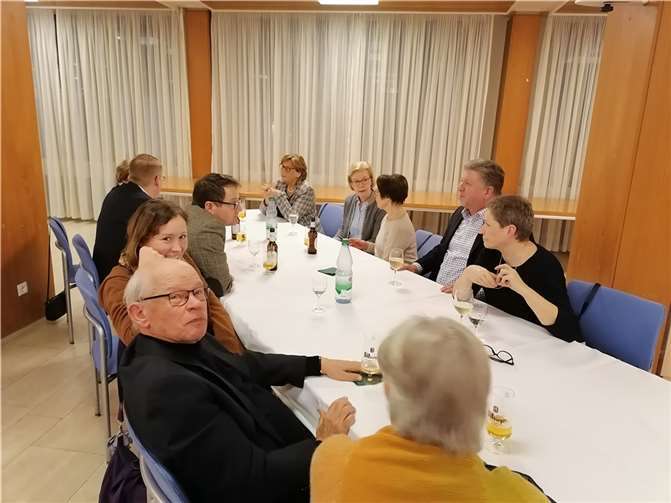 Die Gäste der Casino-Gesellschaft beim Heringsessen in angeregter Unterhaltung. Foto: Uwe Winchenbach