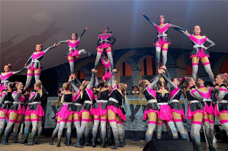 Die Gäste der Herrensitzunh der Närrischen Ritter wurden mit beeindruckten Tanzeinlagen unterhalten.Fotos:Christel Schwaderlapp