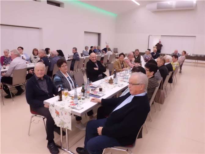 Die Gäste der Seniorenfeier sitzen gemütlich zusammen.Foto: VG Selters