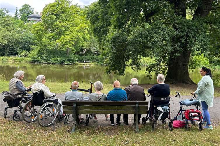 Die Gäste der Tagespflege des Marienhaus Seniorenzentrum Josef-Ecker-Stift genossen ihren Ausflug in den Sayner Schlosspark in vollen Zügen.Foto: Vanessa Schönbach