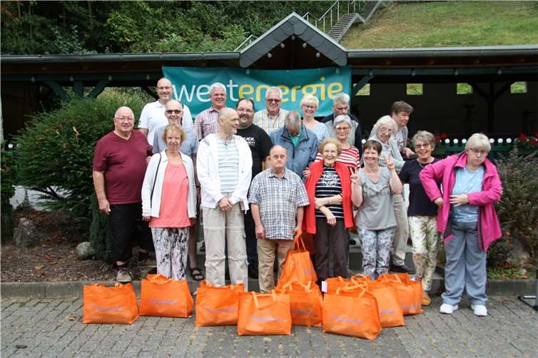 Die Gäste, deren Betreuer sowie die Vertreter der Schützen und der Kreissparkasse.  Foto: privat