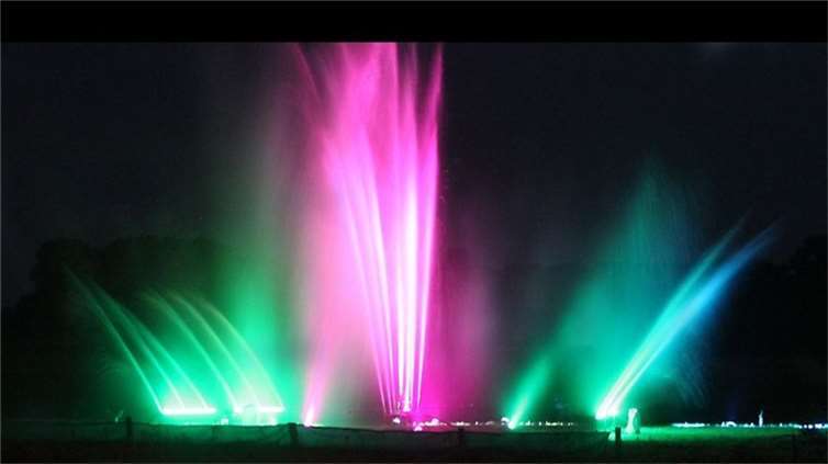 Die Gäste des Eröffnungskonzerts der „Nacht der Vulkane 2023“ erwartet auch ein Farbenspiel am Nachthimmel.  Foto: Interessengemeinschaft Wasserorgel im Kreisfeuerwehrverband Verden