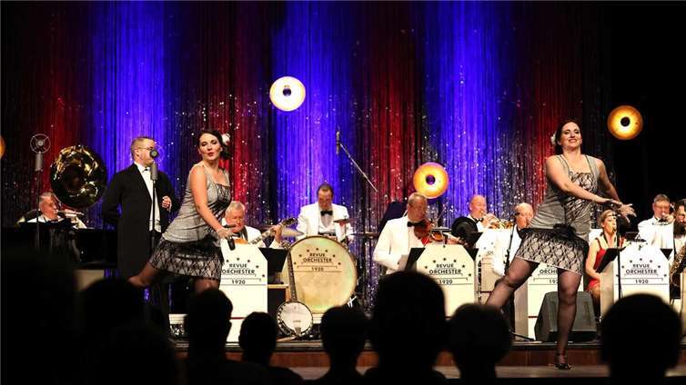 Die Gäste des Seniorennachmittags der Verbandsgemeinde Mendig dürfen sich über eine Revue der „Goldenen 20er“ freuen. Foto: Agentur Stars & more / Roland Radmann