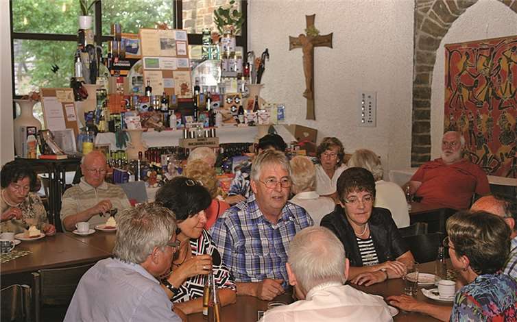 Die Gäste des diesjährigen Pfarrfestes genossen einige gesellige Stunden miteinander.RÜ