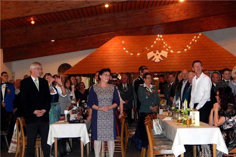 Die Gäste empfangen die Majestäten. Fotos: -GM-
