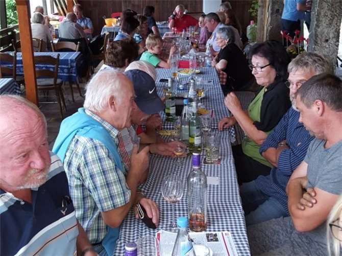 Die Gäste fühlten sich wohl bei guten Gesprächen und ebensolchen Getränken.SPD Bad Breisig-Brohl/Lützing