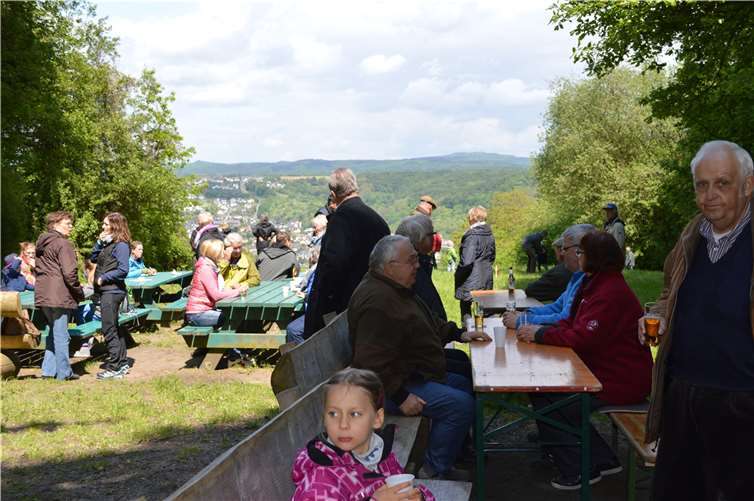 Die Gäste genossen den herrlichen Blick auf das Rheintal. AB