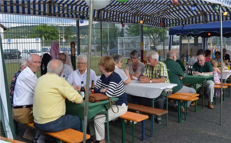 Die Gäste genossen die Geselligkeit im Schatten der Zelte.Fotos: AB
