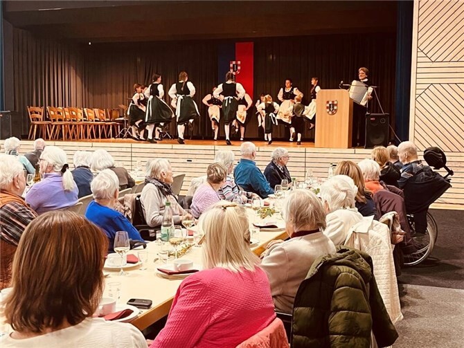 Die Gäste genossen ein festliches Programm mit traditionellen Winninger Spezialitäten, köstlichem Wein und abwechslungsreicher Unterhaltung. Foto: Melanie Reick, Bethesda-St. Martin gGmbH