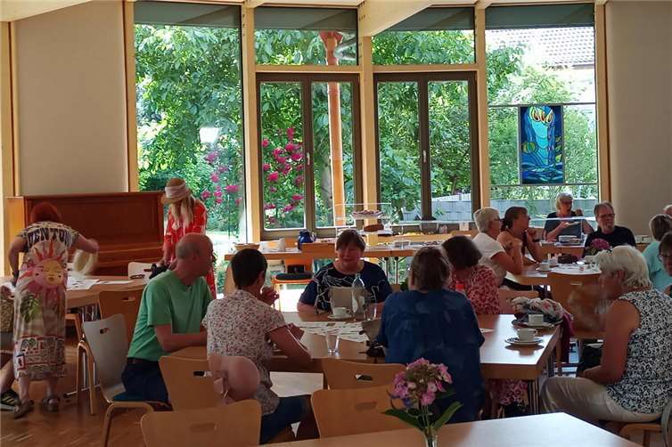 Die Gäste genossen eine entspannte Zeit im Gemeindehaus bei leckerem selbstgemachten Kuchen. Foto: Walburga Greiner