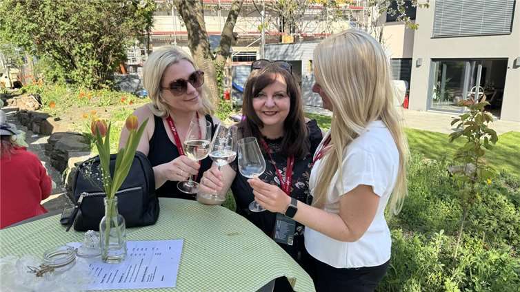 Die Gäste genossen nicht nur die Ahrweine, sondern auch das tolle Wetter. Foto: Theresa Steffes