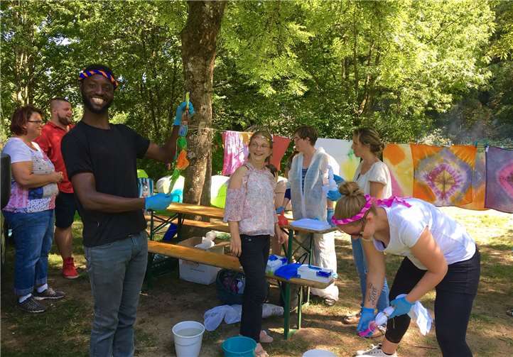 Die Gäste haben Spaß beim Batiken der bunten Hippie-Tücher.Foto: privat