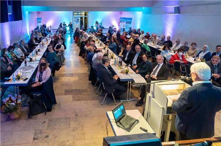 Die Gäste in der bis auf den letzten Platz besetzten Stadthalle lauschten zahlreichen Grußworten, in denen die Arbeit des Vereins und des Weltladens gewürdigt wurden.