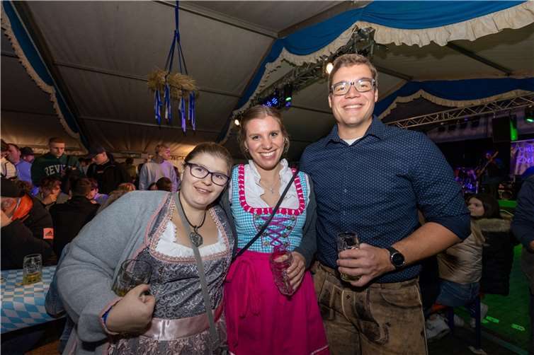 Die Gäste kamen mit Tracht und guter Laune ins Zelt. Foto: CEW