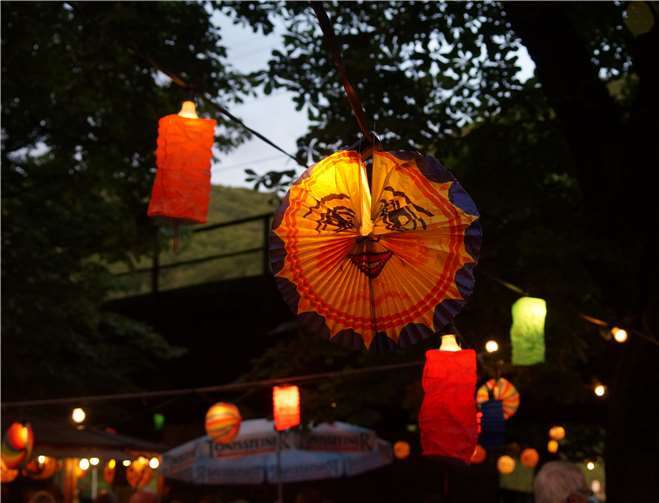 Die Gäste können im Schein der bunten Lampions unter den alten Kastanienbäumen ein paar schöne Stunden verbringen.Foto: privat