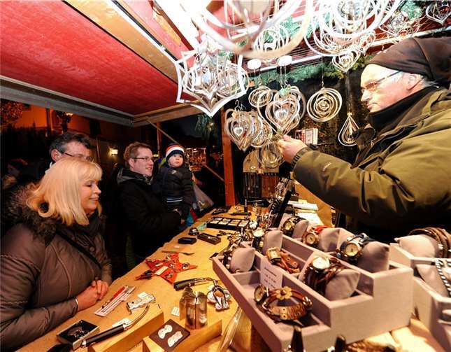 Die Gäste können zwischen Kunstgegenständen und echter Handarbeit in Ruhe stöbern.