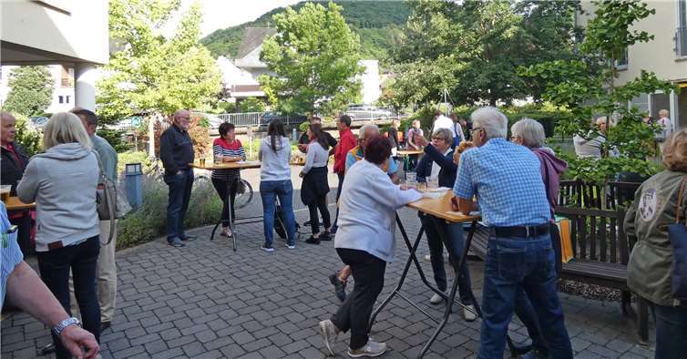 Die Gäste ließen sich neben den Leckereien vom Schwenk-Grill auch das Schokoladen-Eis schmecken. Foto: Marien-Gruppe