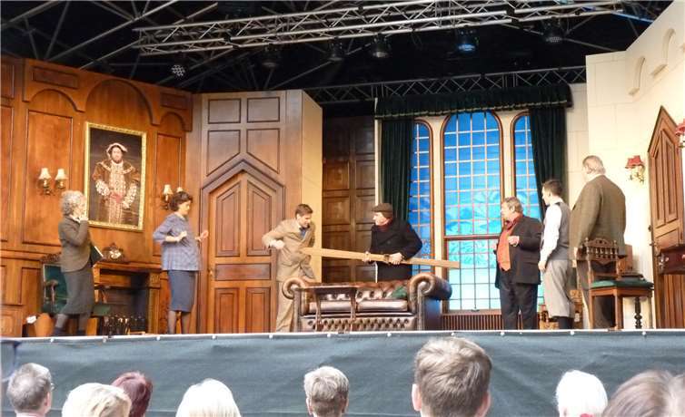 Die Gäste sind eingetroffen, und schon gibt es erste Differenzen. Fotos: HE