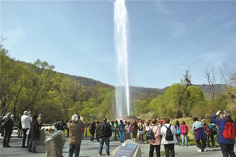 Die Gäste staunten über den größten Kaltwassergeysir Europas.