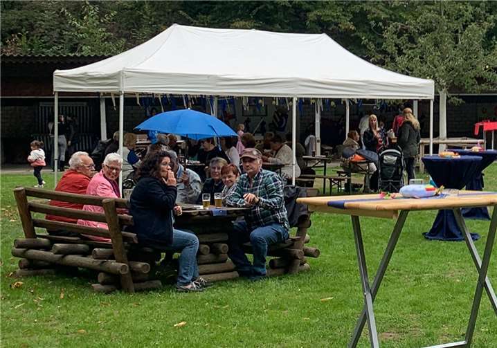 Die Gäste trotzten dem Regen.